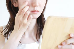 ニキビ跡を消すには？種類別の原因と自力での治し方・美容皮膚科での治療法